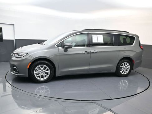 Used 2022 Chrysler Pacifica Touring-L image 9