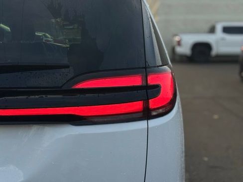 Certified 2024 Chrysler Pacifica Touring-L image 9