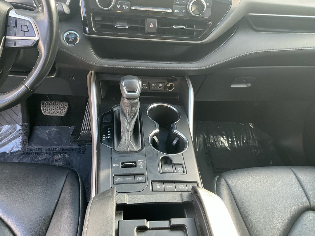 Used 2022 Toyota Highlander XLE AWD/4WD image 11
