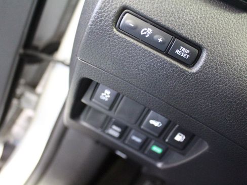 Used 2018 Nissan Rogue SV image 11