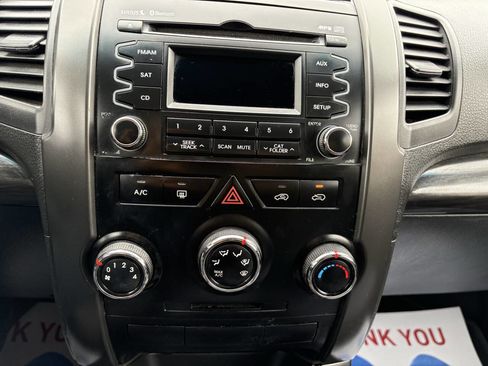 Used 2012 Kia Sorento LX w/ Third Row Pkg image 32