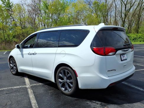 Used 2020 Chrysler Pacifica Touring-L w/ S Appearance Package FWD image 4