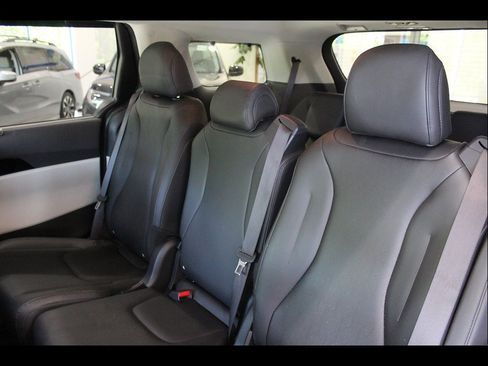 Used 2022 Kia Carnival EX FWD image 17