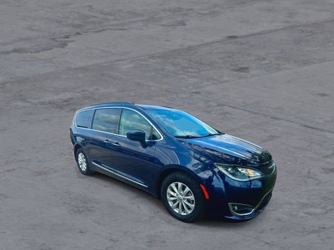 Used 2017 Chrysler Pacifica Touring-L FWD image 2