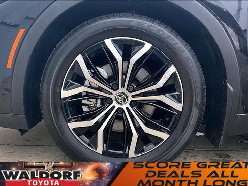 Used 2025 Toyota Crown XLE image 11