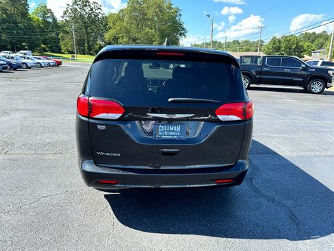 Used 2023 Chrysler Voyager LX image 7