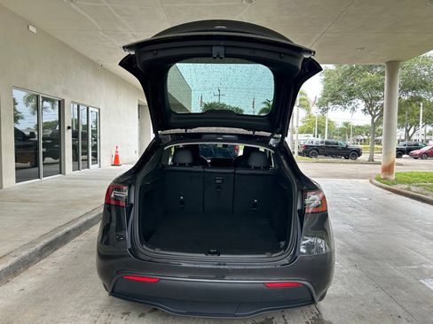 Used 2024 Tesla Model Y Long Range RWD image 29