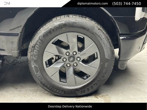 Used 2025 Ford F150 Lightning Lariat image 40