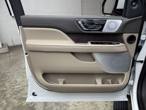 Used 2024 Lincoln Navigator L Reserve AWD/4WD image 11