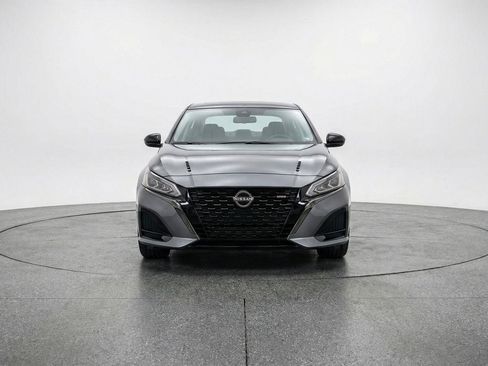 Used 2025 Nissan Altima 2.5 SV FWD image 2