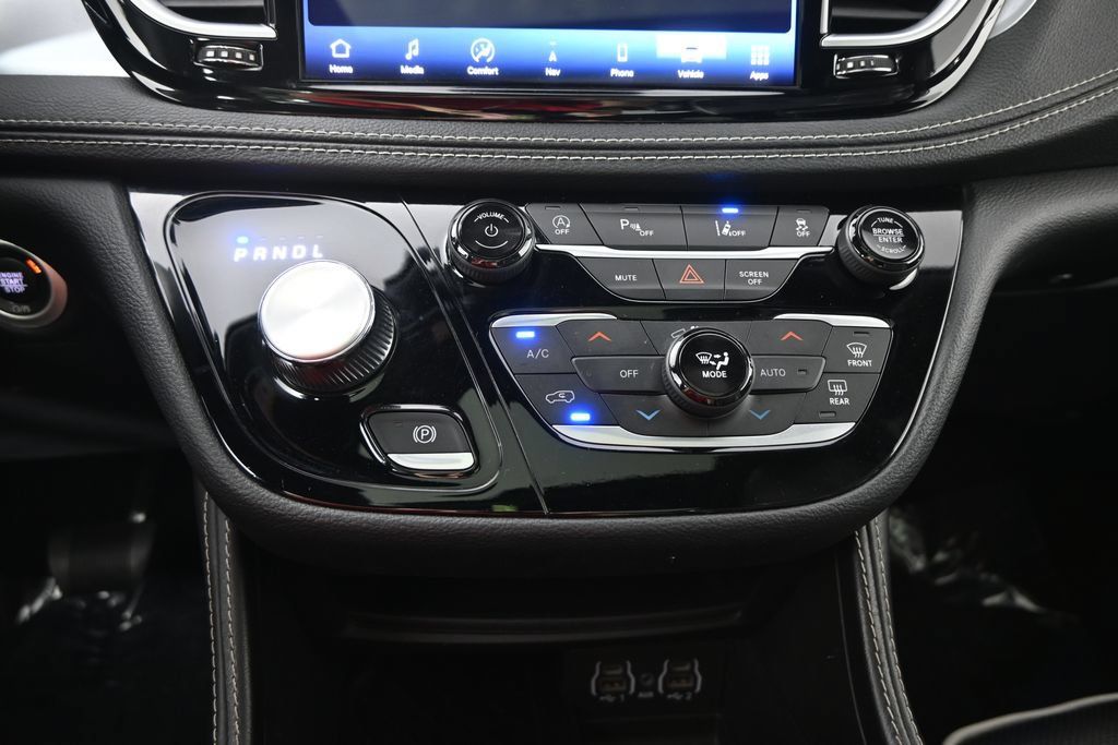 Used 2025 Chrysler Pacifica Limited FWD image 32