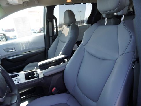 Used 2025 Toyota Sienna XLE image 25