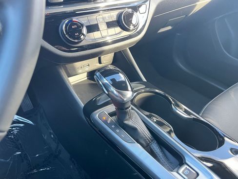 Used 2025 Buick Envista Sport Touring image 39