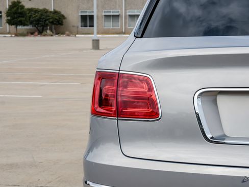 Used 2020 Bentley Bentayga Plug-In Hybrid AWD/4WD image 12
