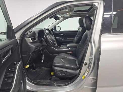 Used 2021 Toyota Highlander XLE FWD image 5