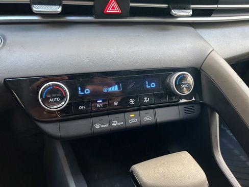 Used 2022 Hyundai Elantra SEL FWD image 40