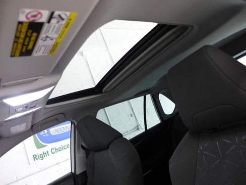 Used 2021 Toyota RAV4 XLE w/ Convenience Package FWD image 57