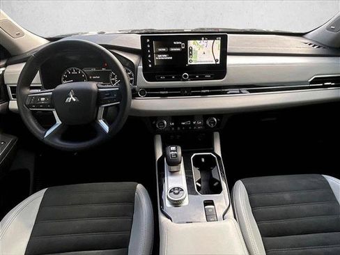 Used 2025 Mitsubishi Outlander SE FWD image 11