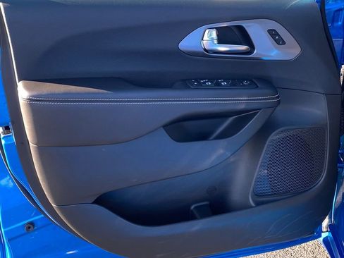 New 2026 Chrysler Pacifica Select image 12