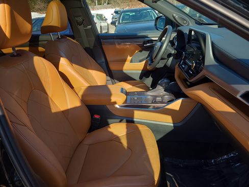 Used 2023 Toyota Highlander Platinum image 18