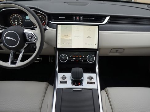 Used 2024 Jaguar XF R-Dynamic SE image 28