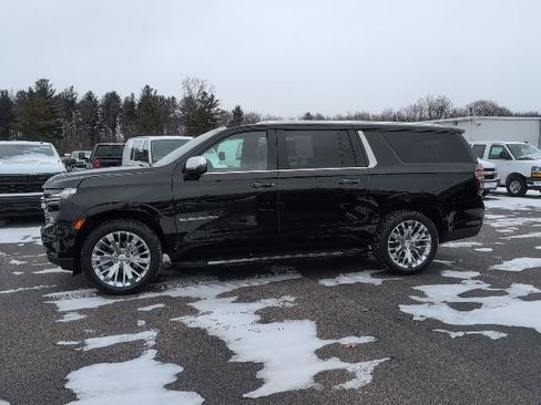 Used 2023 Chevrolet Suburban Premier w/ Premium Package image 4