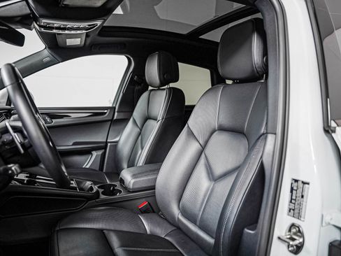 Certified 2024 Porsche Macan AWD/4WD image 5