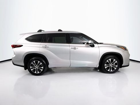 Used 2022 Toyota Highlander XLE AWD/4WD image 4