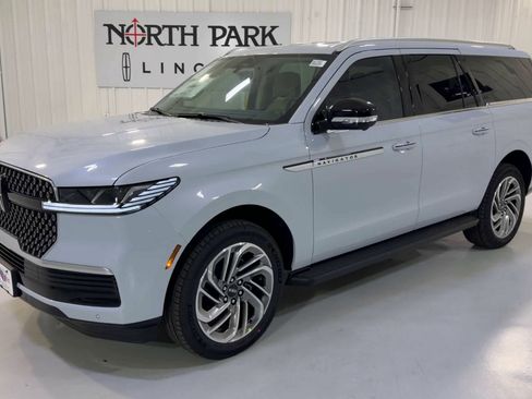 New 2026 Lincoln Navigator L Premier AWD/4WD image 5
