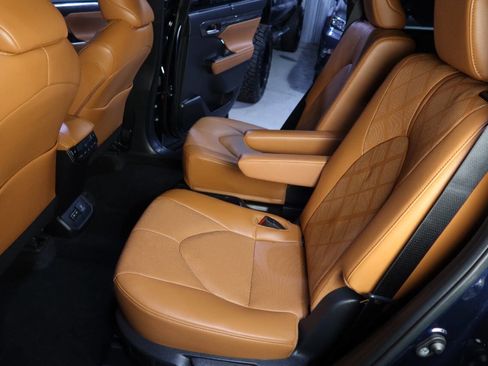 Used 2024 Toyota Highlander Platinum image 19