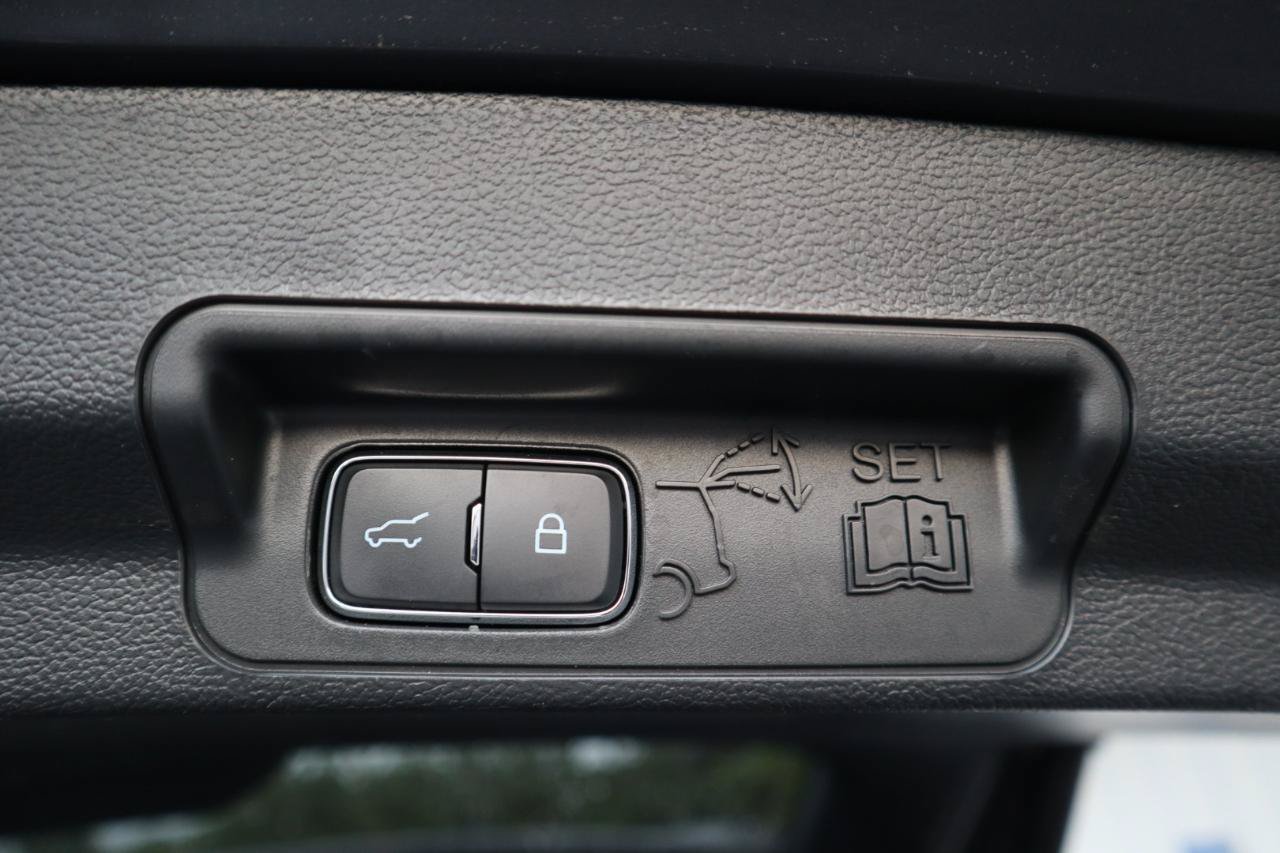 Used 2023 Ford Explorer XLT AWD/4WD image 46