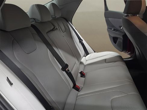 Certified 2024 Hyundai Elantra Limited image 18