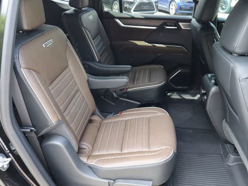 New 2026 GMC Acadia Denali Ultimate w/ LPO, Floor Liner Package AWD/4WD image 25
