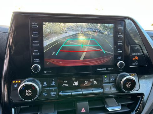 Used 2022 Toyota Highlander XLE image 18