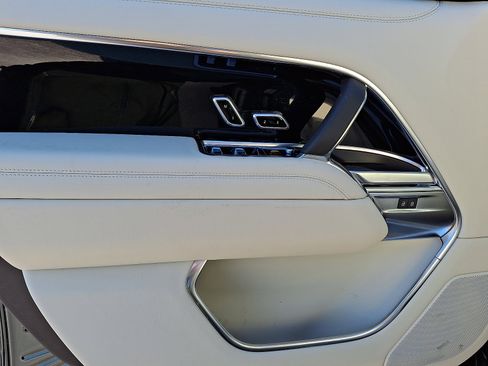 New 2026 Land Rover Range Rover SE image 12