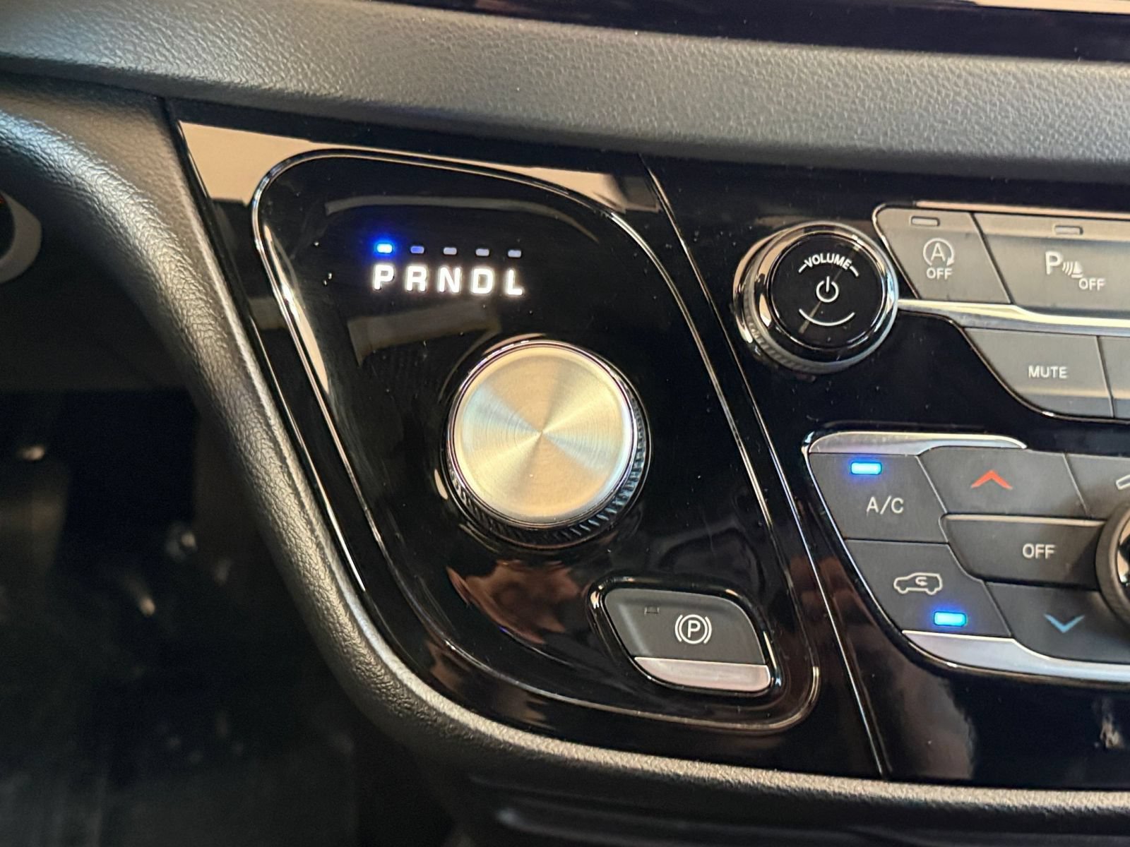 Used 2025 Chrysler Pacifica Select FWD image 43