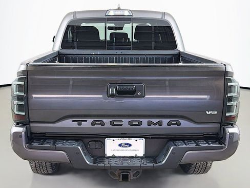 Used 2018 Toyota Tacoma TRD Sport w/ Technology Package AWD/4WD image 9