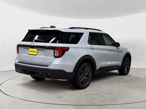 Used 2026 Ford Explorer ST-Line w/ ST-Line Street Pack AWD/4WD image 5
