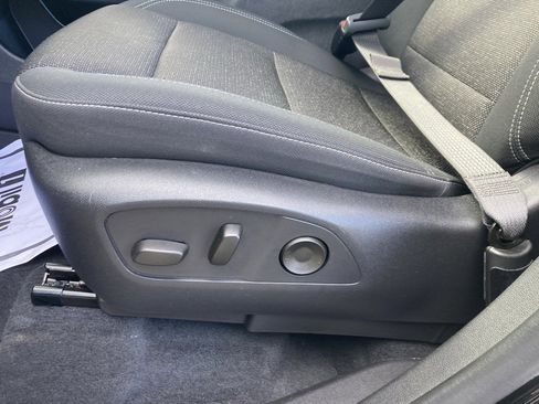 Used 2025 Chevrolet Traverse LT image 10