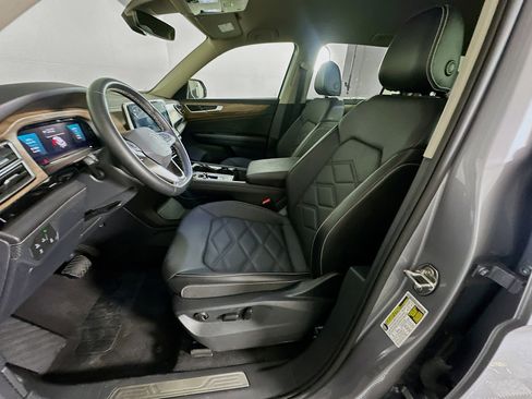 Used 2025 Volkswagen Atlas SE image 13