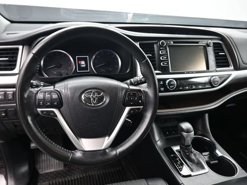 Used 2019 Toyota Highlander Plus AWD/4WD image 14
