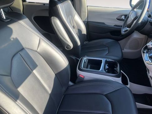 Used 2023 Chrysler Pacifica Touring-L AWD/4WD image 15