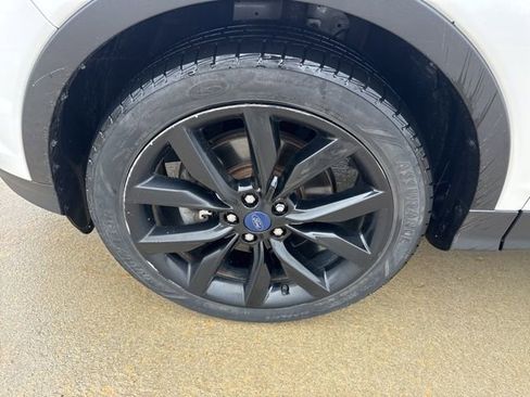 Used 2017 Ford Escape Titanium image 9