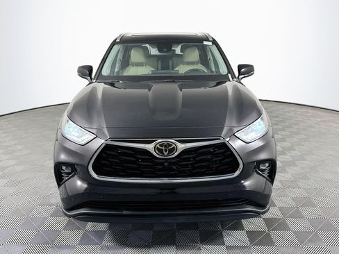 Used 2022 Toyota Highlander Limited FWD image 2