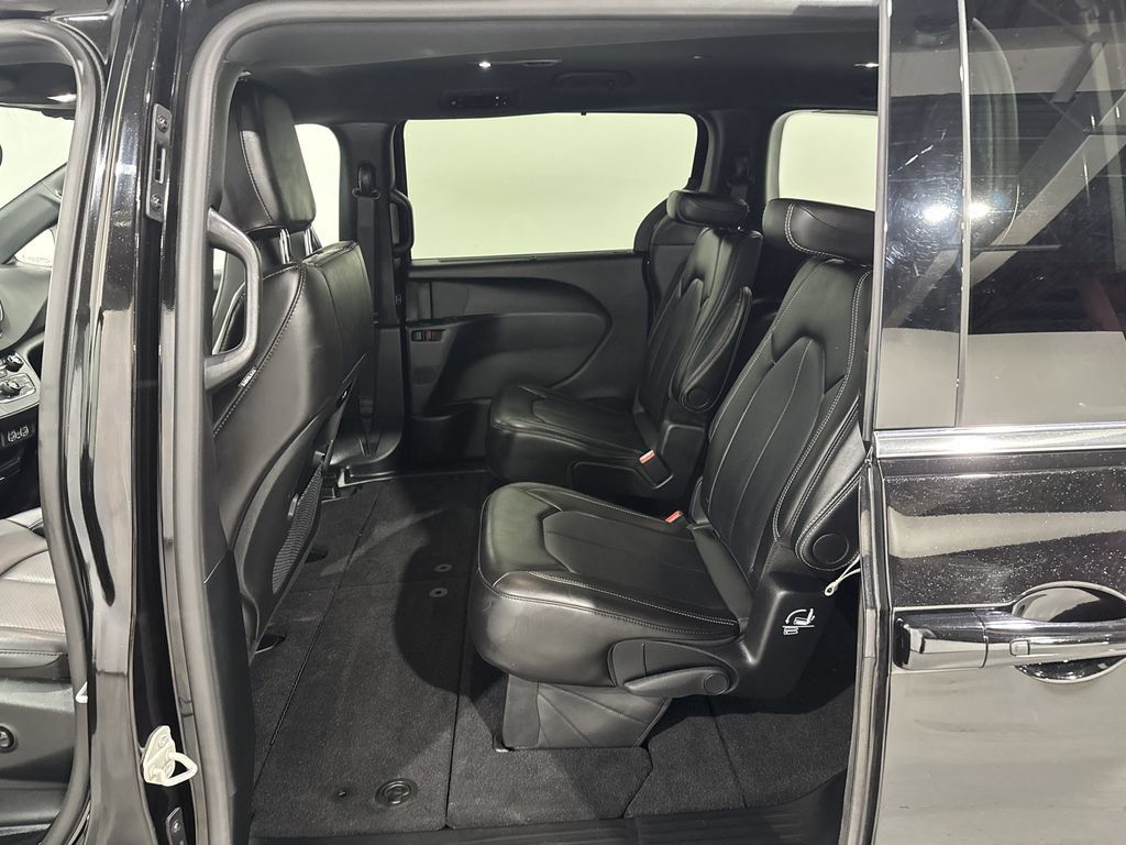 Used 2025 Chrysler Pacifica Select FWD image 19