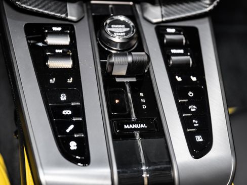 Used 2025 Aston Martin Vanquish image 32