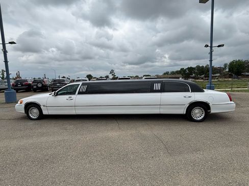 Used 2001 Lincoln Town Car Executive image 8