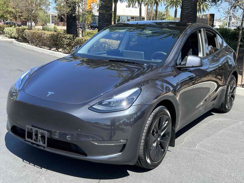 Used 2025 Tesla Model Y Long Range AWD/4WD image 16