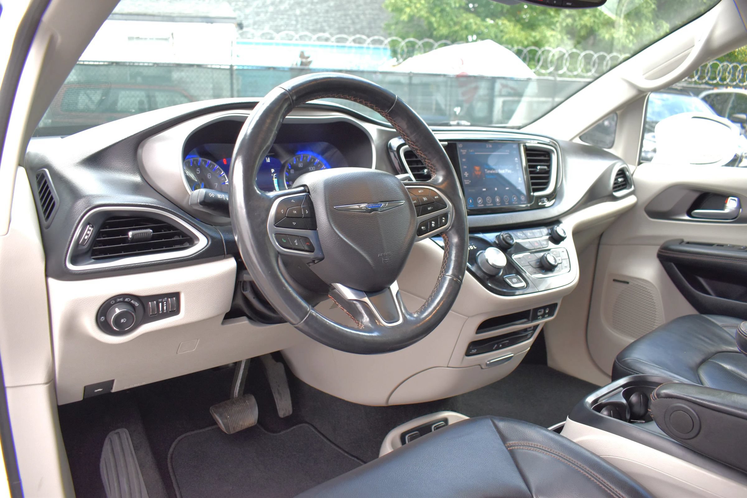 Used 2020 Chrysler Pacifica Touring-L Plus w/ Tire & Wheel Group FWD image 3