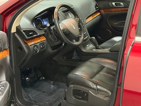Used 2013 Lincoln MKT AWD image 8